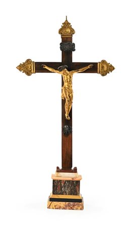 Crocifisso in legno e bronzo dorato su base in marmi vari, XVIII secolo cm...