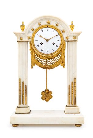 Orologio a portico in marmo bianco di gusto Luigi XVI, Francia, XIX secolo cm...