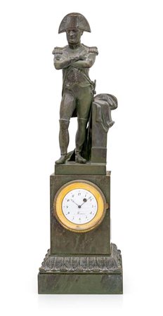 Orologio in bronzo brunito con figura scultorea di Napoleone Bonaparte,...