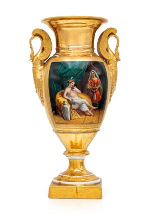 Piccolo vaso "Impero" in porcellana dorata con scene policrome, Francia,...