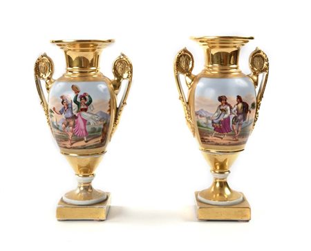 Coppia di vasi Impero in porcellana policroma con figure danzanti e paesaggi...