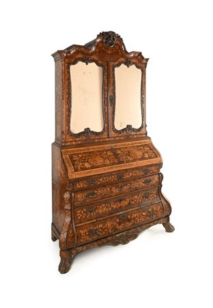 Mobile a due corpi in noce intarsiato, Olanda, XVIII secolo cm 245x124x50 -...