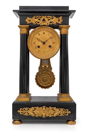 Orologio a portico in marmo nero e bronzo dorato, prima metà del XIX secolo...