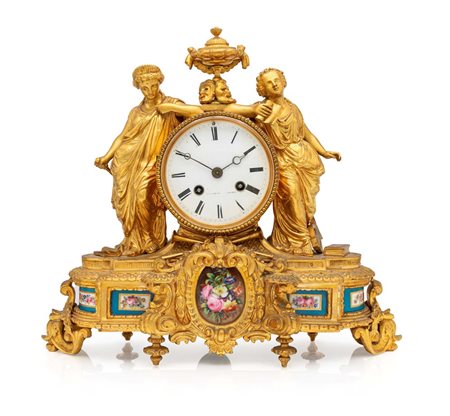 Orologio da camino in bronzo dorato con placche in porcellana, Francia,...