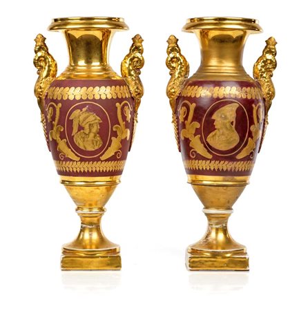Coppia di vasi ad anfora in porcellana rosso porpora e oro, Parigi, prima...
