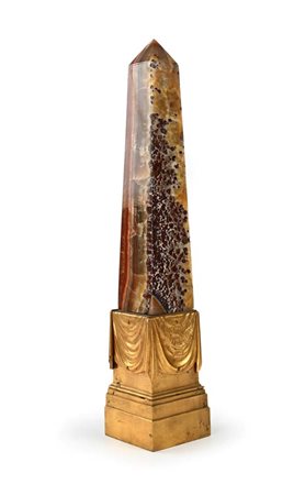Obelisco in marmo broccatello e bronzo dorato, XIX secolo cm 51x10x10...