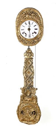 Orologio "Comtoise" in lamiera repoussé dorata, Francia, XIX secolo altezza...