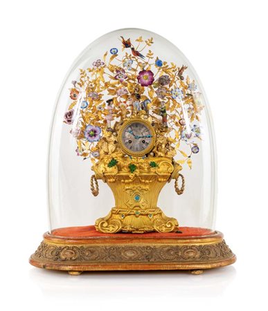 Orologio da tavolo in lamina dorata repoussé, XIX secolo cm 52x34x16 -...