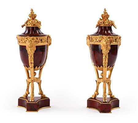Coppia di vasi tripodi in marmo rosso e bronzo dorato, XIX secolo cm 23,5x8,5...