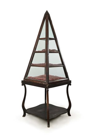 Grande vetrina piramidale in legno, XIX secolo cm 230x76x76 caratterizzata da...