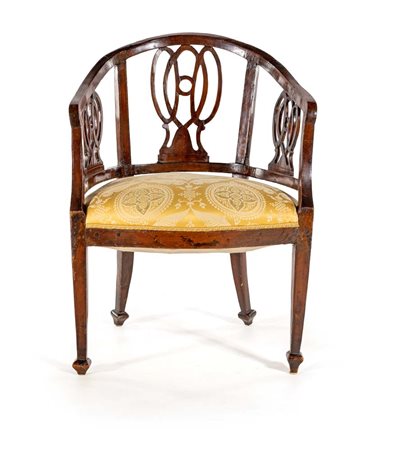 Poltroncina avvolgente in noce, fine XIX secolo cm 88x63x53 con schienale a...