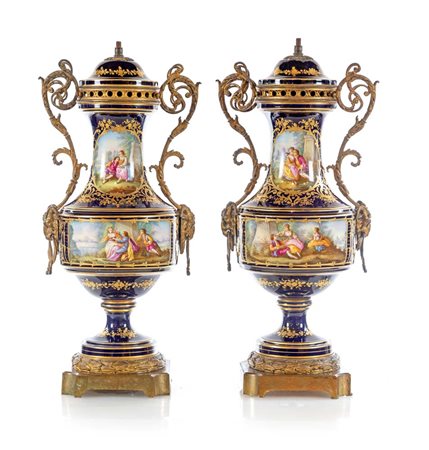 Coppia di vasi in porcellana blu di Sèvres e bronzo dorato, XIX secolo...