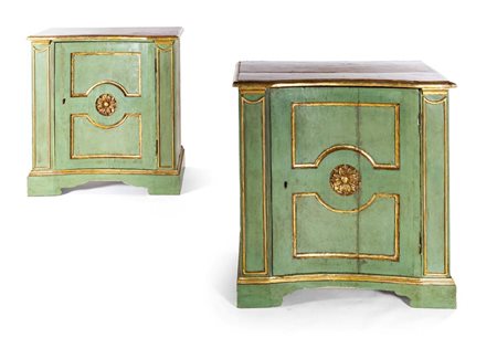 Coppia di comodini in legno laccato verde e oro, piano a finto marmo cm 75x74x46