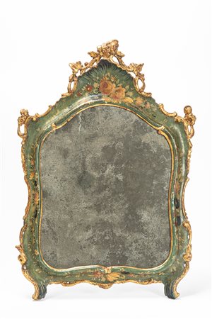 Specchiera di forma mossa in legno laccato e dorato.  Venezia, secolo XVIII.