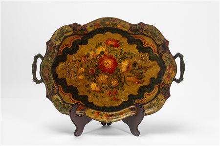 Vassoio biansato di forma mossa  in legno laccato. Venezia, secolo XVIII