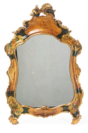 Specchiera di forma mossa in legno laccato. Venezia, secolo XVIII.