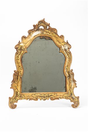 Specchiera di forma mossa in legno laccato e dorato.  Veneto, secolo XVIII.