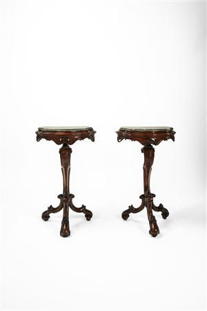 Coppia di gueridon in noce intagliato con piano sagomato in marmo grigio. Venezia, secolo XVIII