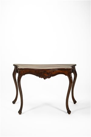 Console di forma mossa in noce. Veneto, secolo XVIII
