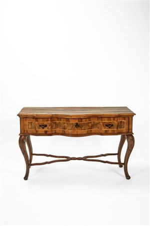 Console da parete lastronata in noce e radica di noce. Veneto, secolo XVIII.