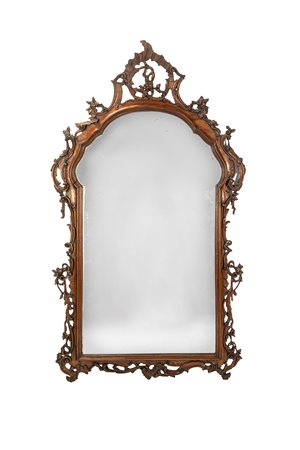 Specchiera di forma mossa in legno di noce intagliato e traforato. Veneto, secolo XVIII