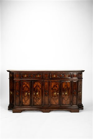 Credenza in noce con fianchi mossi. Venezia, fine secolo XVIII.