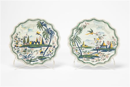 Coppia di piatti polilobati in maiolica policroma con decoro a chinoiserie. Antonibon, Nove di Bassano, secolo XVIII.
