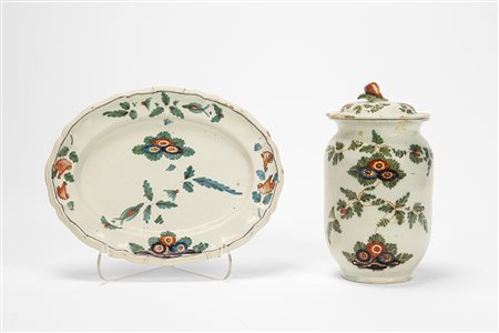 Lotto composto da un vaso con coperchio e un piatto mistilineo in maiolica policroma con decoro “al blanser”. Antonibon, Nove, secolo XVIII.
