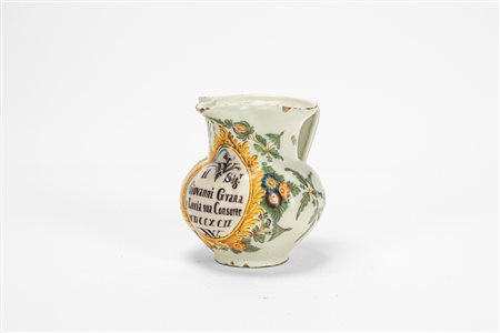 Brocca in maiolica policroma decorata "al blanser" con iscrizione commemorativa. Antonibon, Nove di Bassano, secolo XVIII.