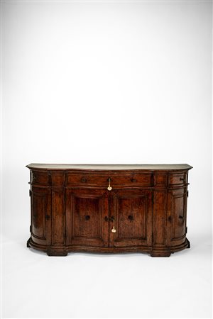 Credenza in massello di noce. Veneto, prima metà secolo XVIII