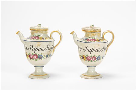 Coppia di versatoi da farmacia con coperchio in maiolica. Le Nove, Bassano, fine secolo XVIII