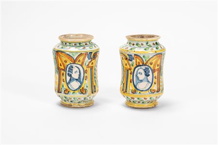 Coppia di albarelli in maiolica policroma, secolo XVIII
