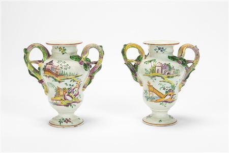 Coppia di vasi biansati in maiolica policroma. Probabile manifattura veneta, secolo XVIII-XIX.