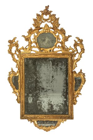 Specchiera con cornice in legno intagliato e dorato. Secolo XVIII