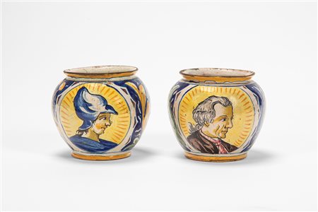 Due piccoli vasi a boccia in maiolica policroma, secolo XIX.