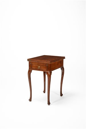 Tavolino lastronato con gambe mosse e piano estraibile a specchio. Secolo XIX.