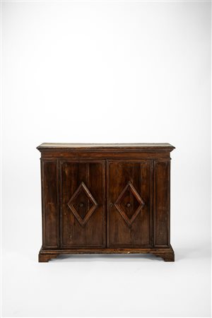 Credenza in noce a due ante pannellate. Secolo XVII