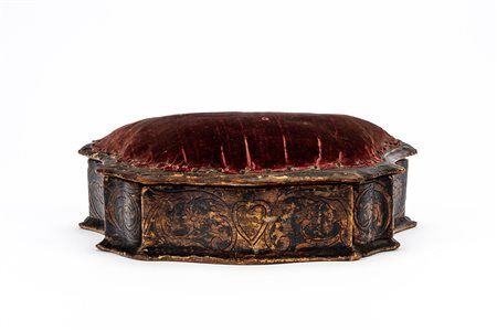 Cuscino da preghiera in velluto rosso con base mossa in legno inciso e laccato. Secolo XIX