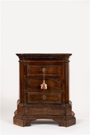 Comodino in noce. Veneto, secolo XVIII