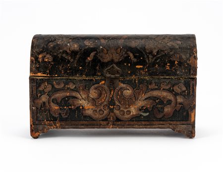 Cofanetto con coperchio bombato e decoro floreale inciso del XIX secolo