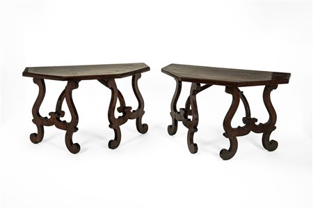 Coppia di tavoli da parete in noce con gambe a lira in stile seicentesco