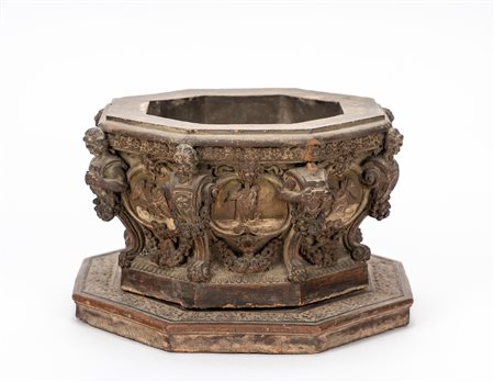 Modello di vera da pozzo con base ottagonale in terracotta patinata e decorata a rilievo. Secolo XIX. Difetti.