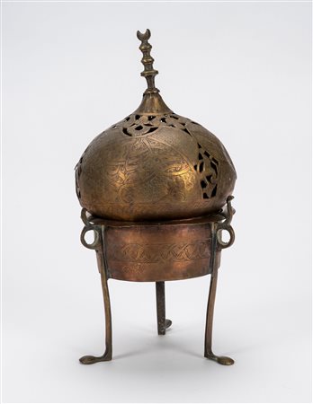 Incensiere in metallo di gusto siriano Mamluk. Secolo XIX-XX