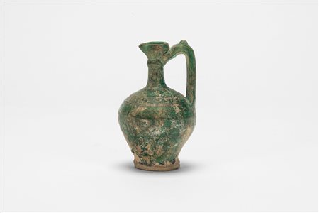 Antico piccolo versatoio persiano in ceramica invetriata verde.