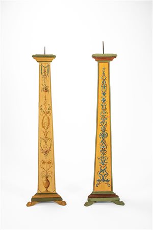Coppia di portaceri a colonna in legno laccato, secolo XIX