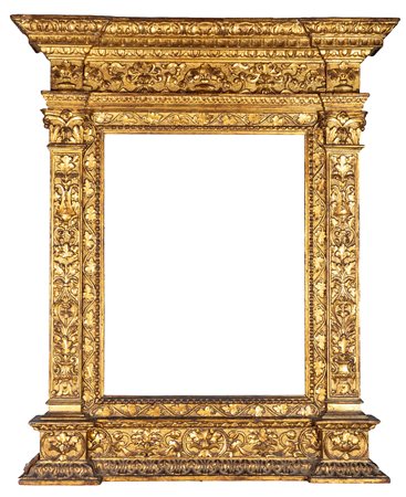 Cornice a edicola in legno intagliato e dorato. Secolo XIX