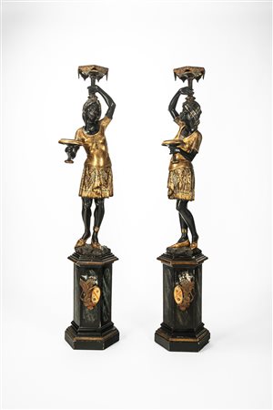 Coppia di mori porta vassoio in legno scolpito, laccato e dorato. Secolo XIX.