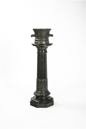 Antico mortaio biansato in bronzo su colonna in marmo. 