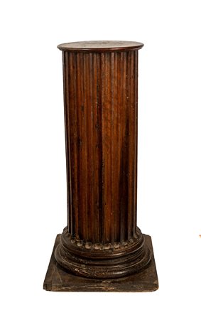 Colonna in legno con fusto scanalato su piede circolare poggiante su base quadrata. Secolo XIX/XX