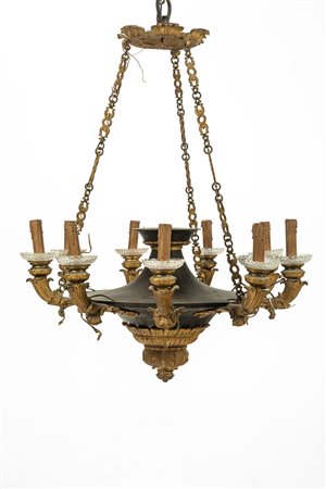 Lampadario a cesto in bronzo patinato e dorato. Secolo XIX Inserti a foglia d’acanto da cui dipartono bracci a volute fogliate